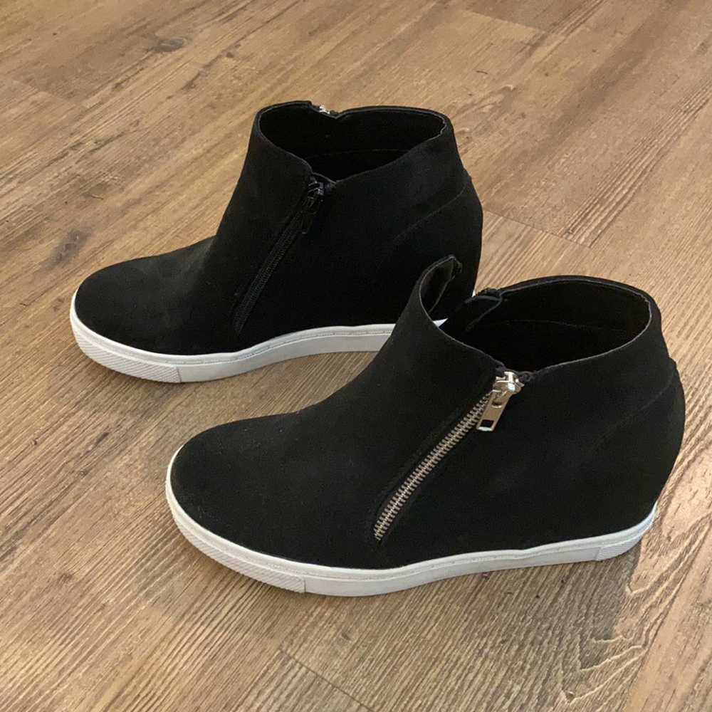 Black platform sneakers
